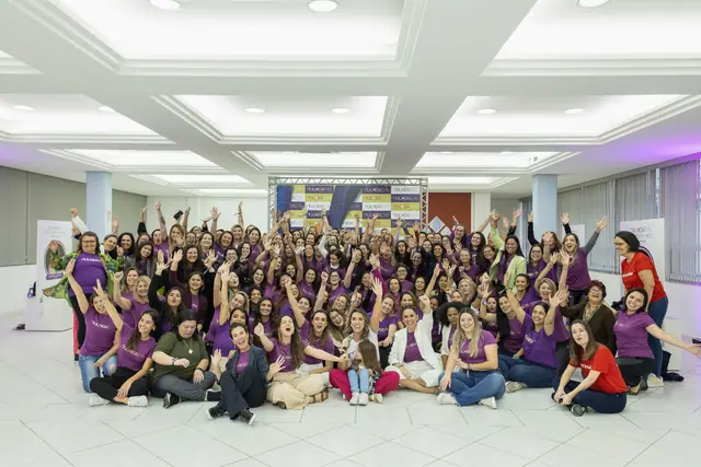 Turma da 2ª edição do MulherEHS comemorando de braços erguidos