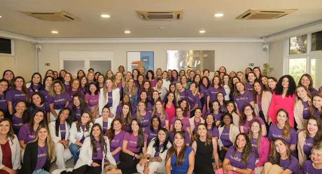 Foto oficial da 3ª edição do MulherEHS, com as participantes de camiseta roxa