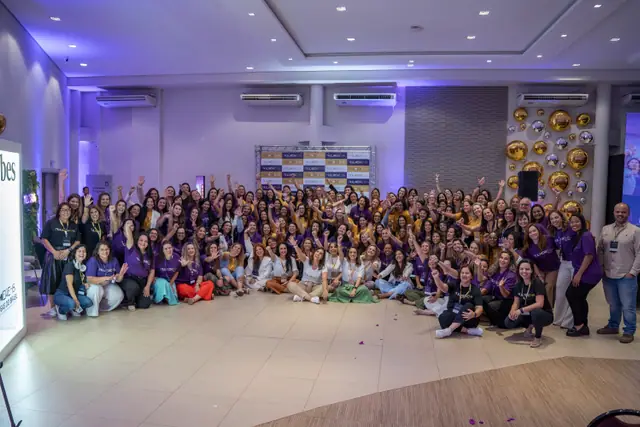 Participantes da 4ª edição do MulherEHS reunidas diante do palco