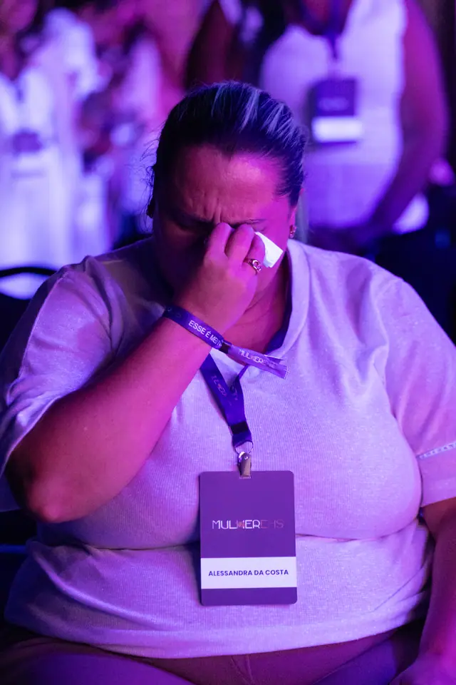 Participante emocionada enxugando as lágrimas
