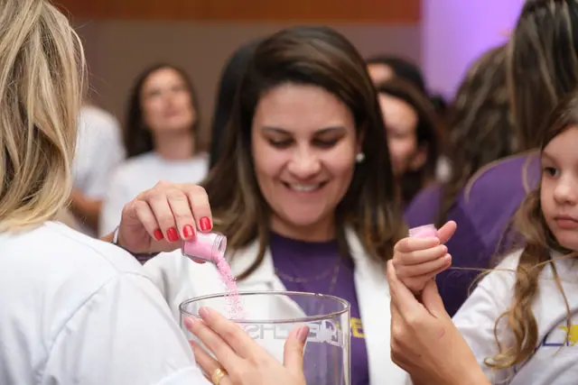 Participante sorrindo durante uma dinâmica em grupo