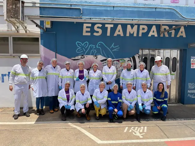 Integrantes da Tribo MulherEHS em visita à Nestlé, de jaleco e touca